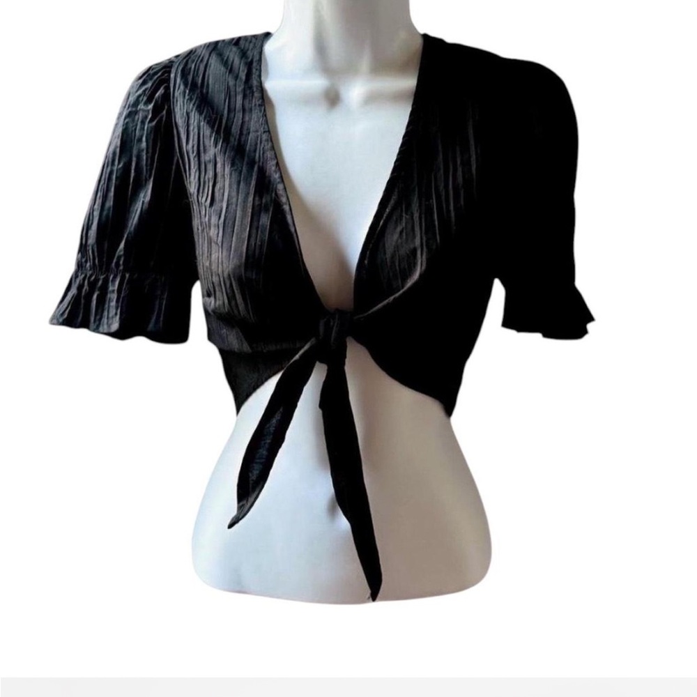 Forever 21 Ruffled Front Tie Crop Top